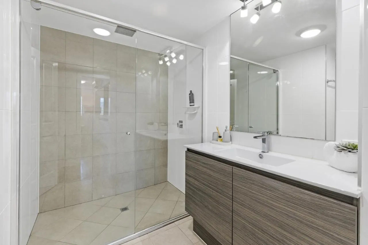 Stunning Coastal 3 Bedroom Apartment In Cairns Cbd Australia