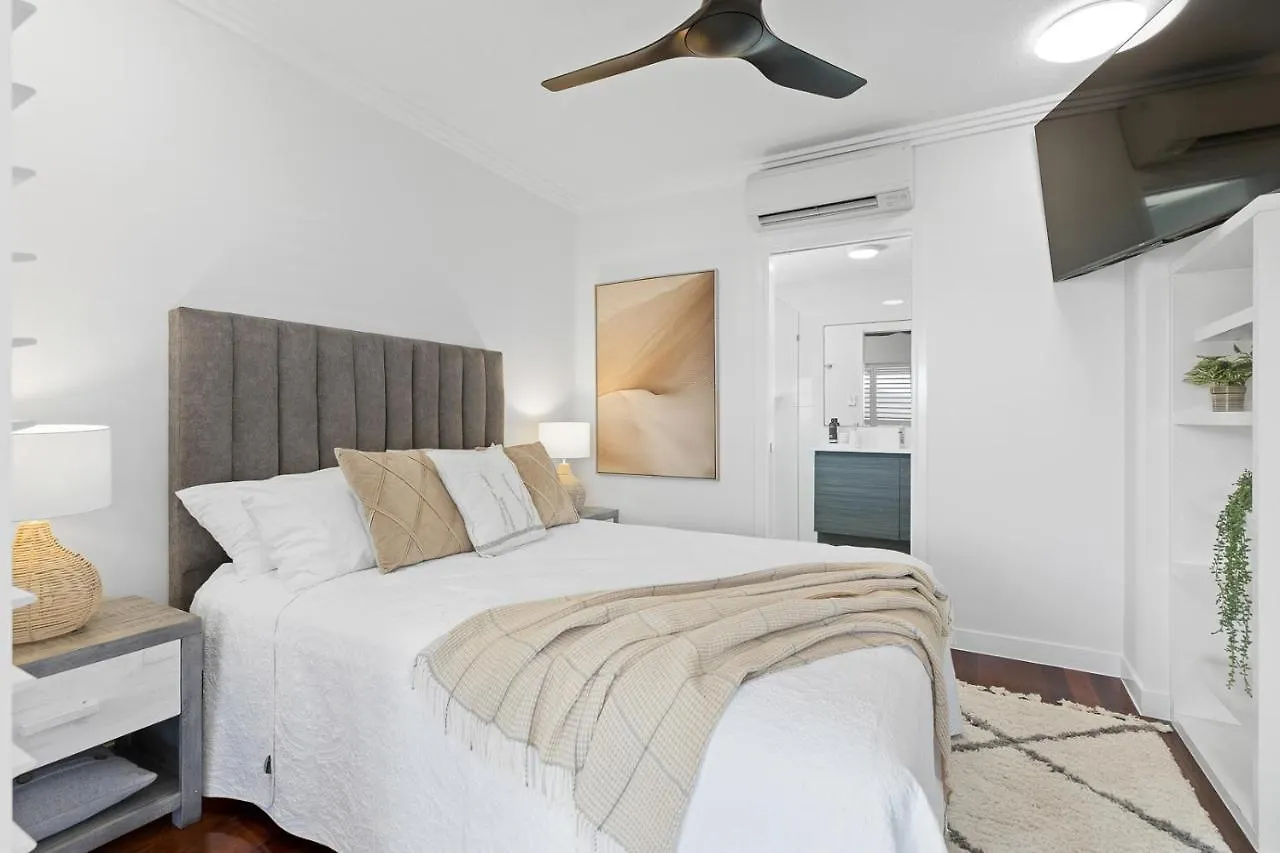 Stunning Coastal 3 Bedroom Apartment In Cairns Cbd