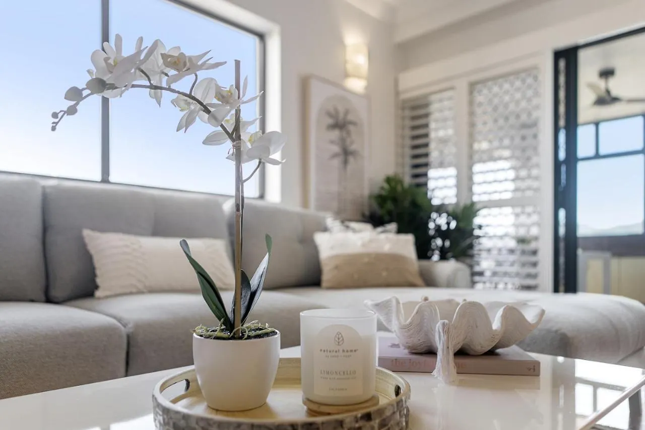 Stunning Coastal 3 Bedroom Apartment In Cairns Cbd Australia