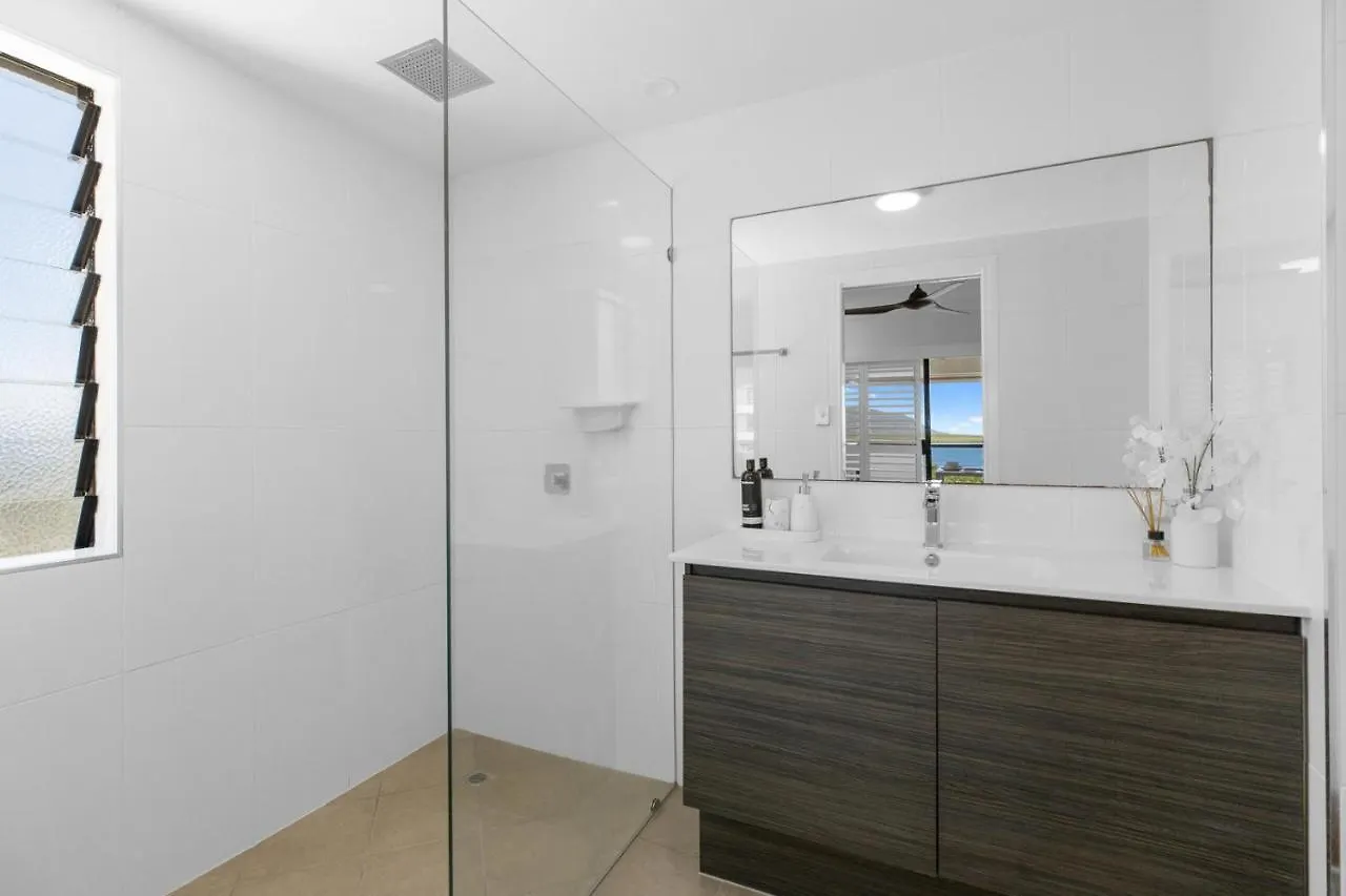 Stunning Coastal 3 Bedroom Apartment In Cairns Cbd Australia