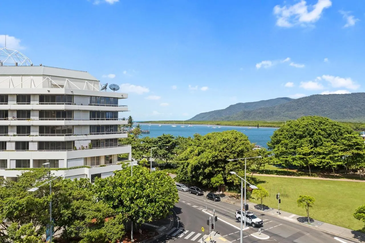 Stunning Coastal 3 Bedroom Apartment In Cairns Cbd