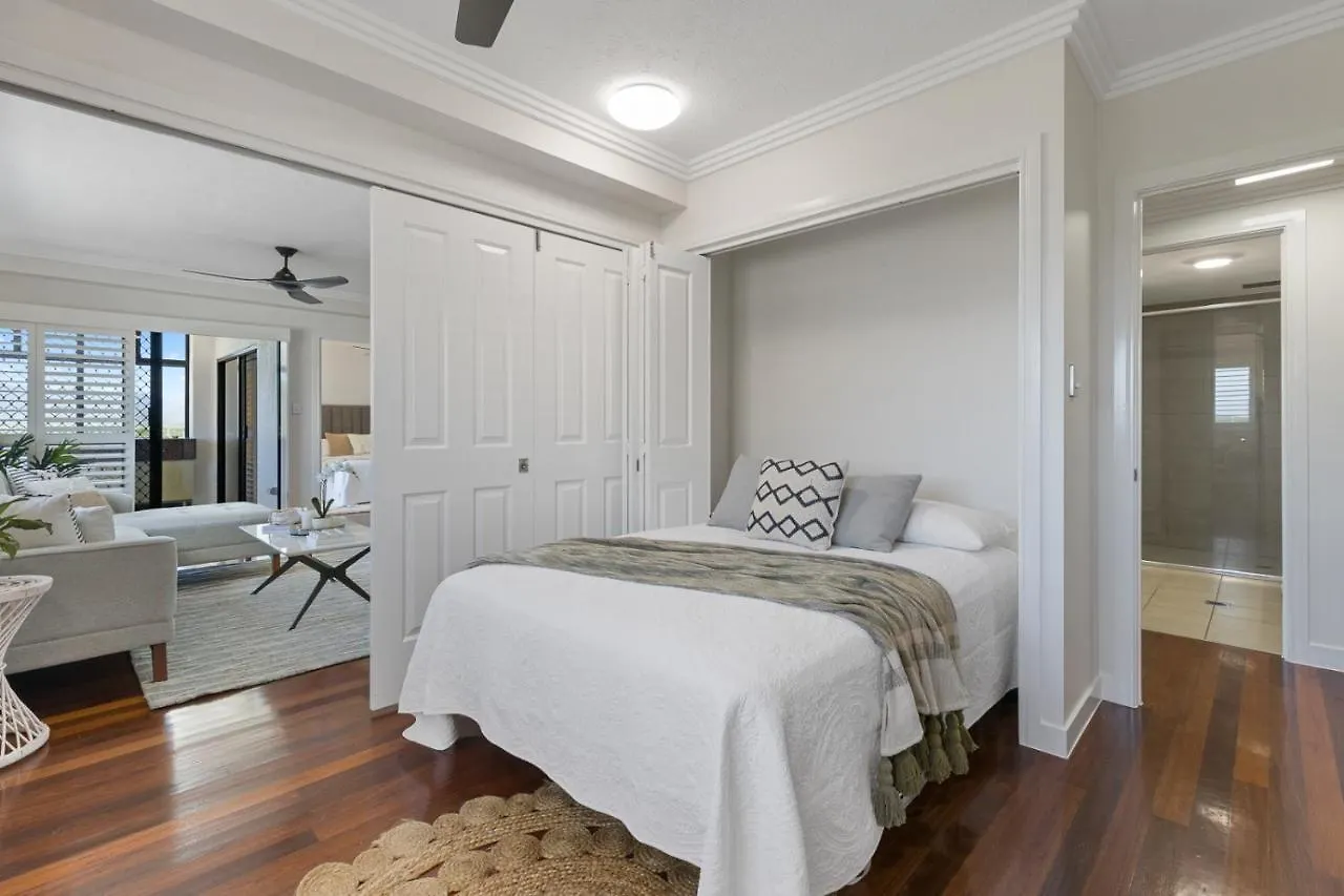 Stunning Coastal 3 Bedroom Apartment In Cairns Cbd