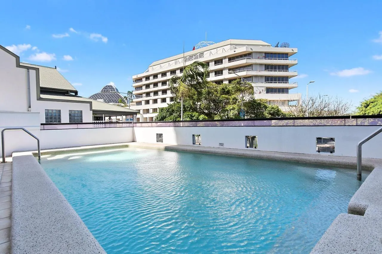 Stunning Coastal 3 Bedroom Apartment In Cairns Cbd