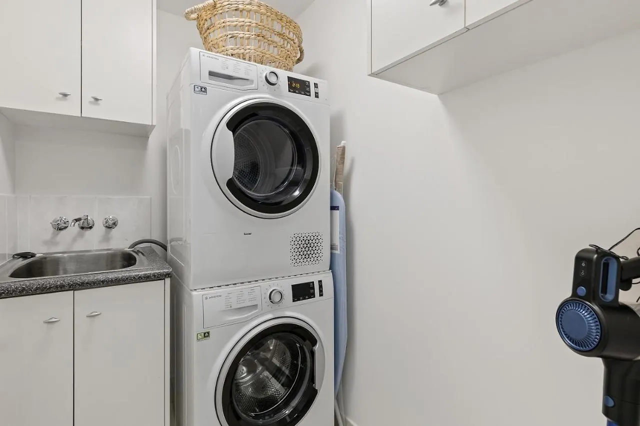 Stunning Coastal 3 Bedroom Apartment In Cairns Cbd