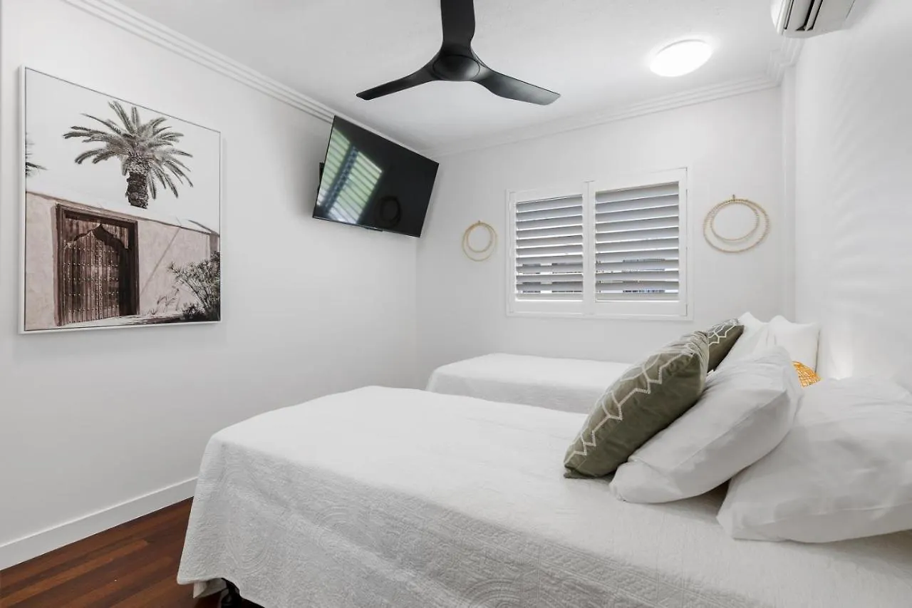 Stunning Coastal 3 Bedroom Apartment In Cairns Cbd 0*,