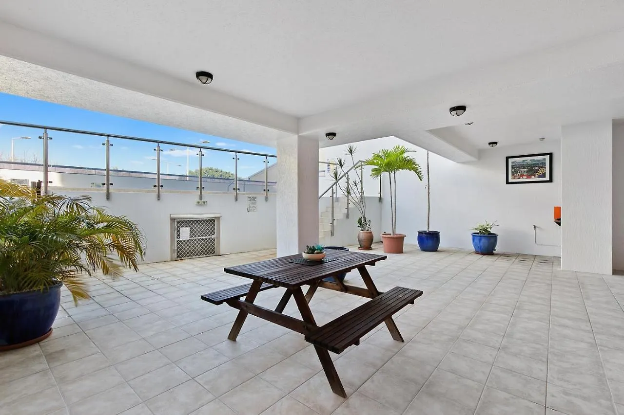 Stunning Coastal 3 Bedroom Apartment In Cairns Cbd 0*,