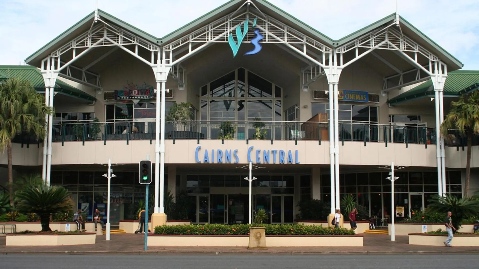 Stunning Coastal 3 Bedroom Apartment In Cairns Cbd