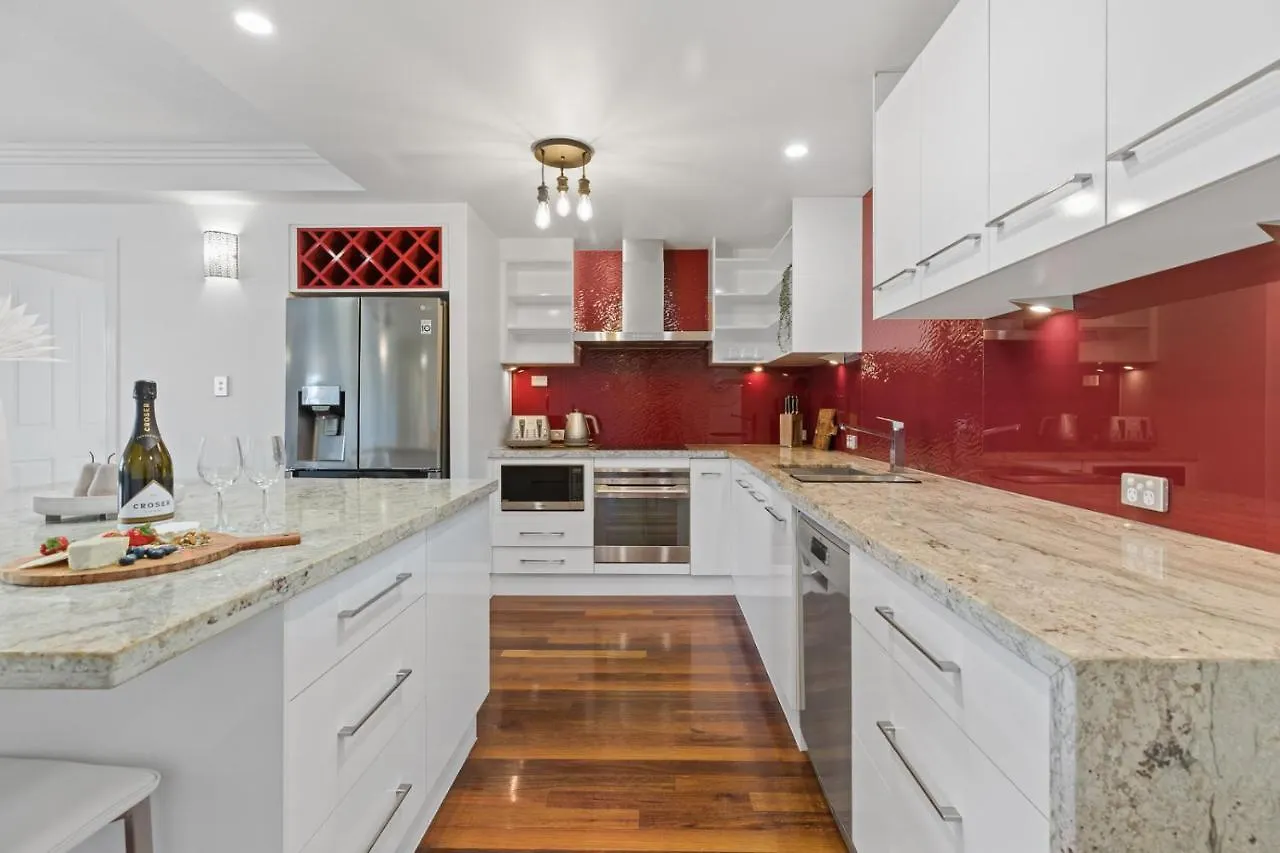 Stunning Coastal 3 Bedroom Apartment In Cairns Cbd