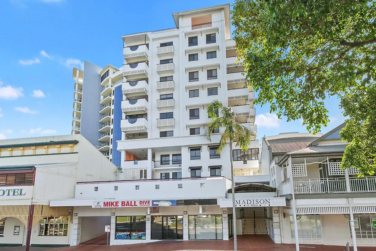 Stunning Coastal 3 Bedroom Apartment In Cairns Cbd