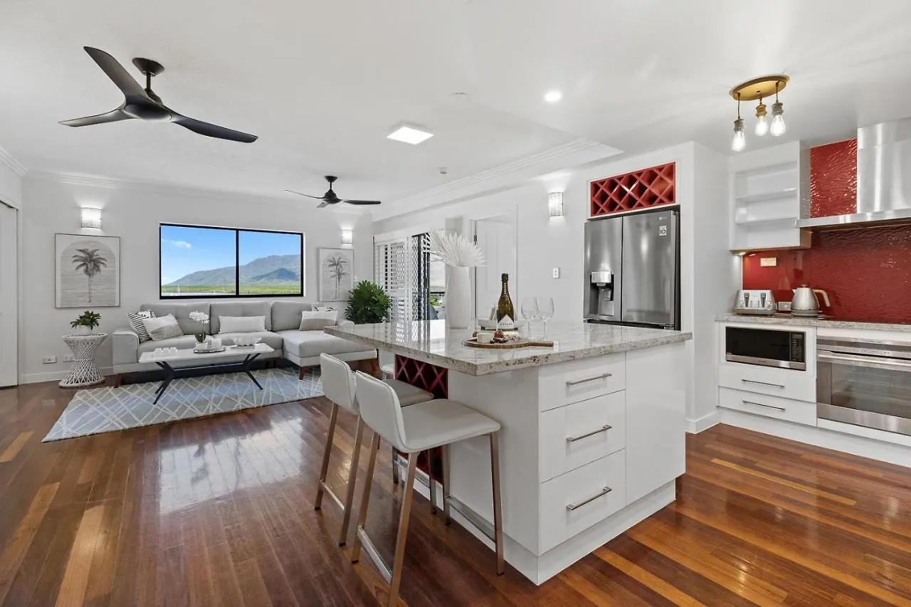 Stunning Coastal 3 Bedroom Apartment In Cairns Cbd