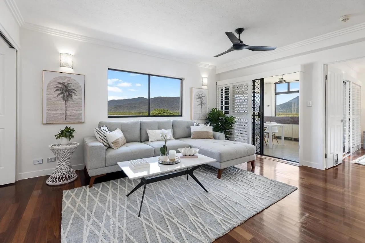 Stunning Coastal 3 Bedroom Apartment In Cairns Cbd